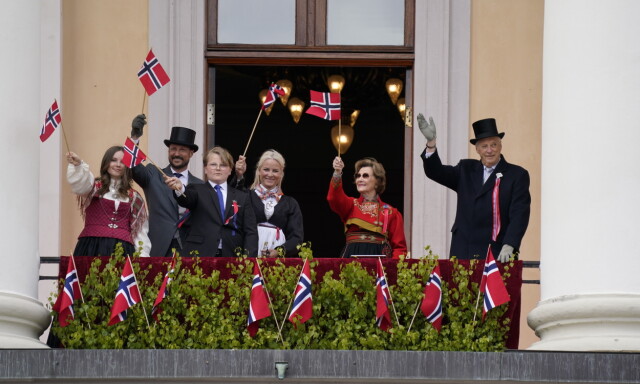 PÅ BALKONGEN: Kongefamilien dukket overraskende opp på Slottsbalkongen søndag. Foto: NTB scanpix PÅ BALKONGEN: Kongefamilien dukket overraskende opp på Slottsbalkongen søndag. Foto: NTB scanpix